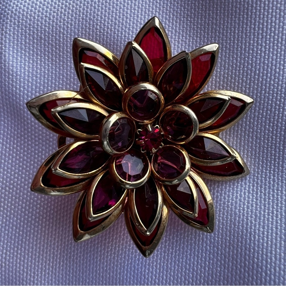Vintage Avon Flower rhinestone bezel marquise Brooch